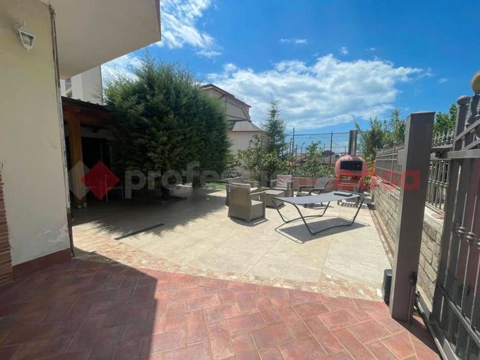 Casa con 5 locali in vendita in via oberdan snc, Falciano del Massico