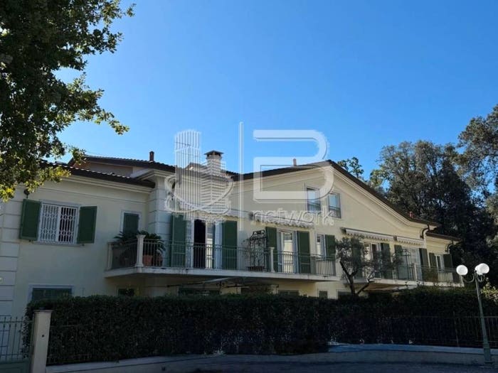 Appartamento con 5 locali in vendita in Via Firenze, Marina di Massa Centro, Massa