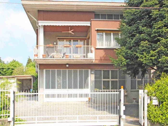 Casa quadrilocale in vendita in Via Francesco Petrarca, Albizzate