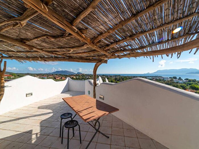 Casa con 6 locali in vendita in Via del Giglio, Pittulongu, Olbia