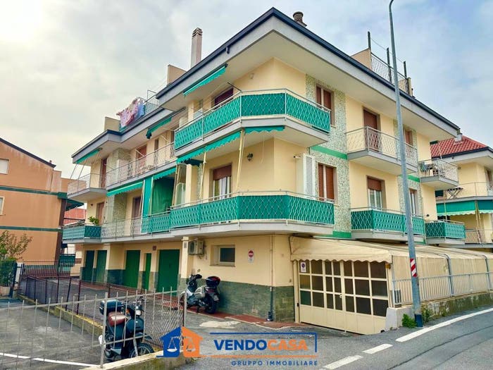 Appartamento trilocale in vendita in Via Guido Gozzano, Centro, Loano