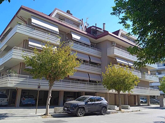 Appartamento con 7 locali in vendita in Via Marche, Martinsicuro