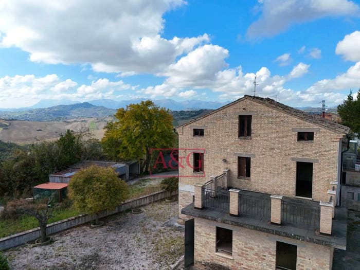 Casa con 6 locali in vendita in Via Vincenzo Bellini, Falerone