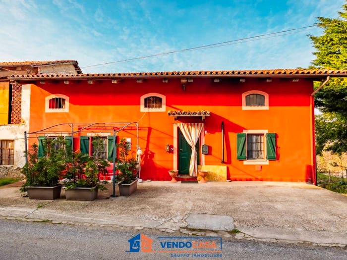Casa con 6 locali in vendita in Via Provinciale, Serravalle Langhe