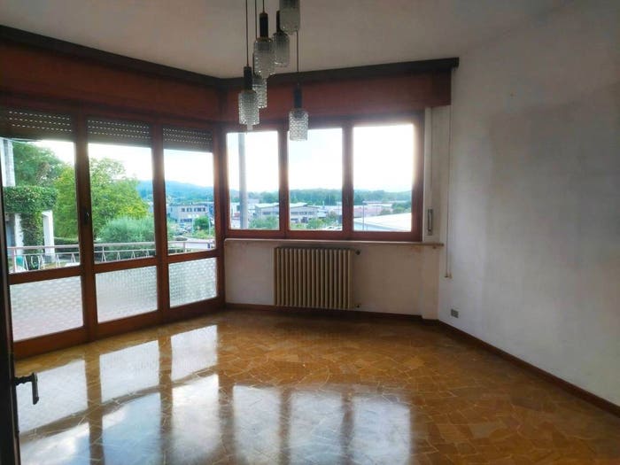Appartamento quadrilocale in vendita in Via Gerli Arioli, Centro, Gavirate