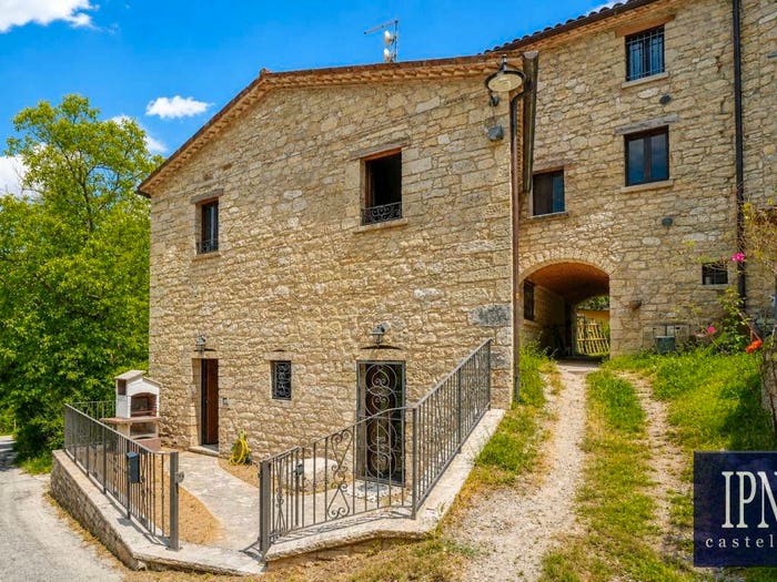 Appartamento con 6 locali in vendita in Località Ca' Giovaccolo, Piobbico
