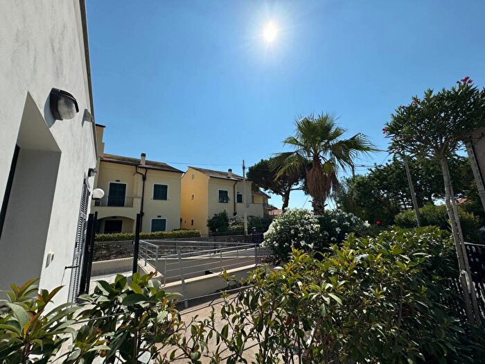 Appartamento trilocale in vendita in Viale Silvio Amico, Centro, Loano