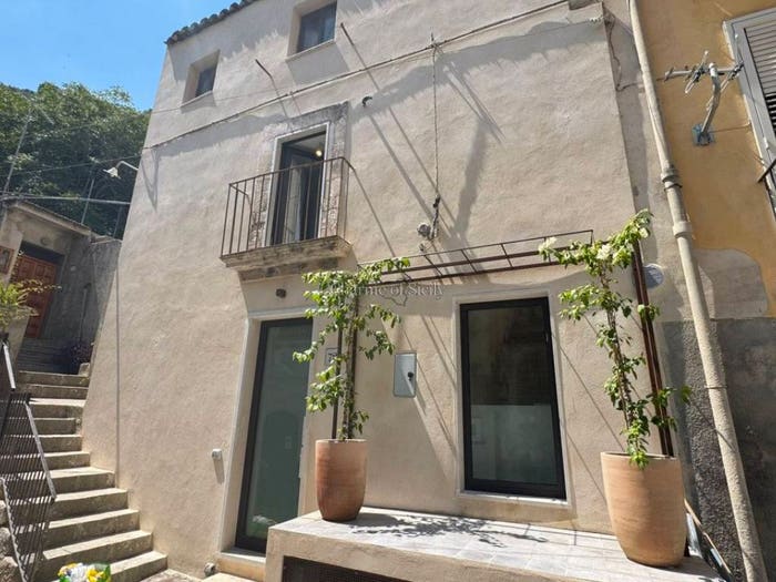 Casa quadrilocale in vendita in Via Santa Sofia, Modica Bassa, Modica