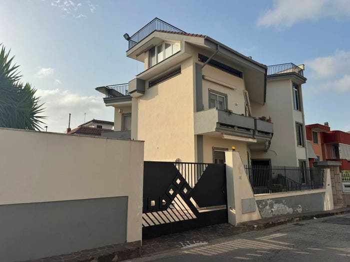 Casa con 6 locali in vendita in Via Lorenzo dei Medici, Mondragone