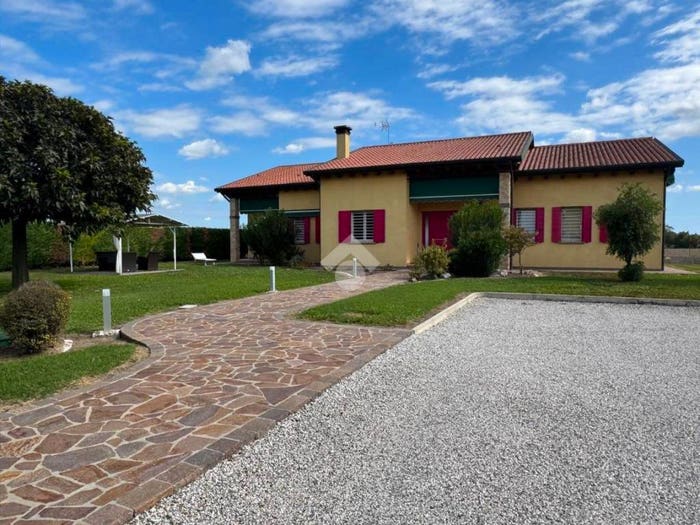 Casa con 6 locali in vendita in Via Ponte di Riva, Due Carrare