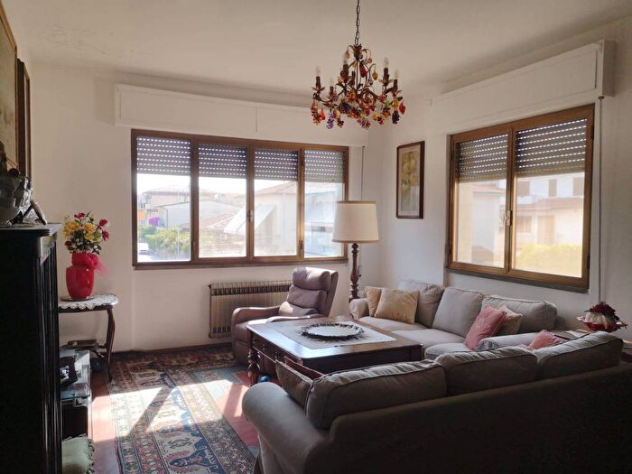 Casa con 6 locali in vendita in Piazza del Buon Consiglio, Terminetto Migliarina, Viareggio
