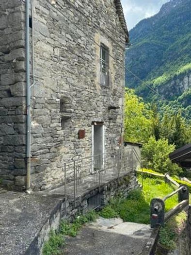 Casa quadrilocale in vendita in Via Altreggiolo, Centro, Varzo