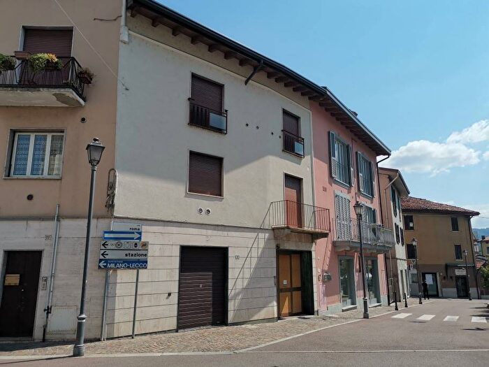 Casa trilocale in vendita in Via Roma, Molteno