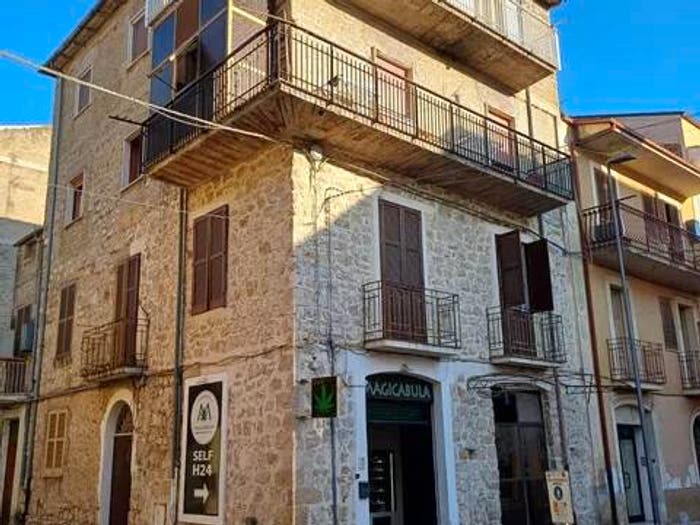 Appartamento quadrilocale in vendita in Vico I Cesare Battisti, Centro, Fondi