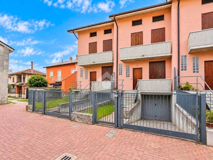 Casa trilocale in vendita in Via Garibaldi, Centro, Dovera