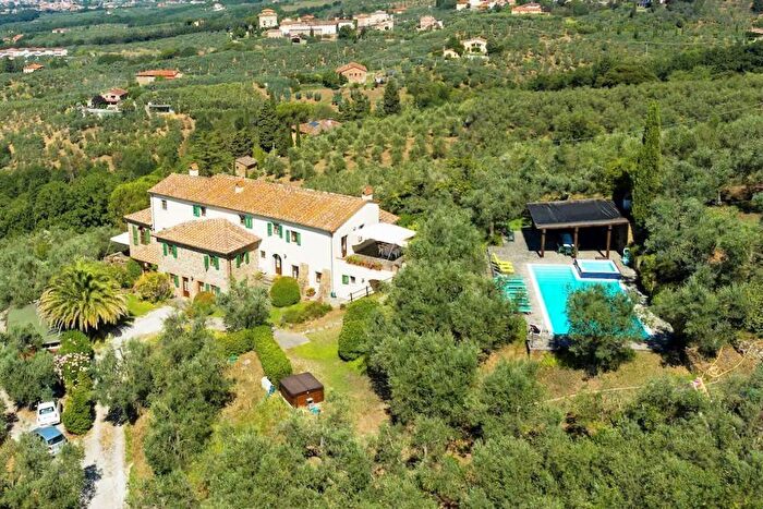 Casa con 6 locali in vendita in Lamporecchio