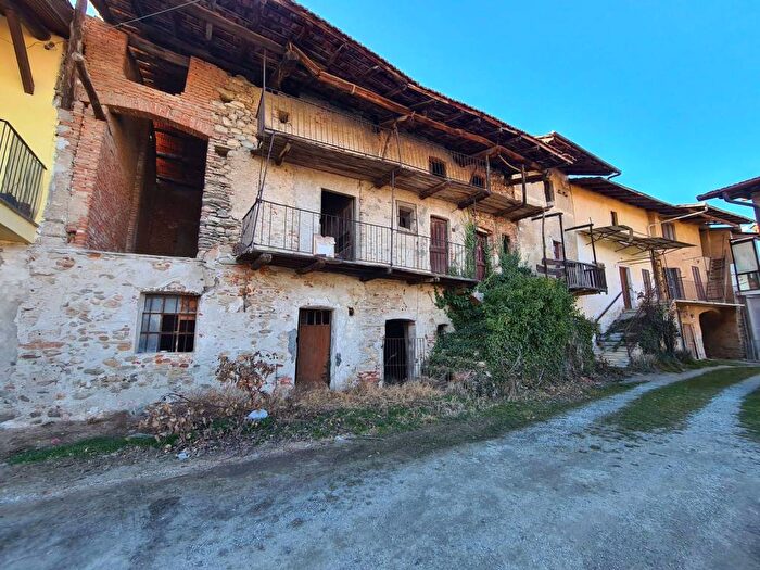 Casa con 6 locali in vendita in Via San Martino, Vignolo