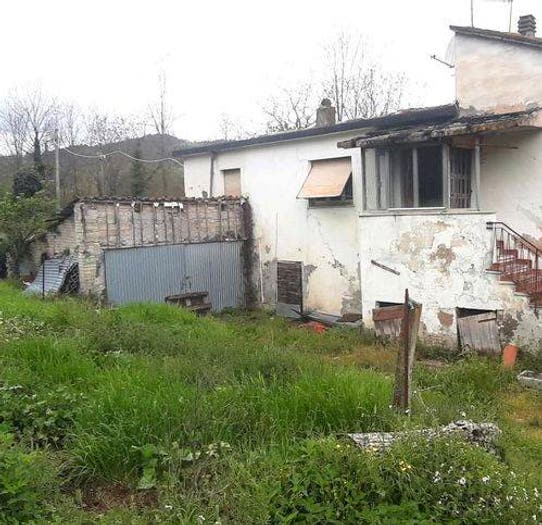 Casa con 6 locali in vendita in Via Isonzo, Centro, Fermignano