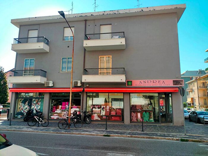 Appartamento con 6 locali in vendita in Via Giovanni Lanza, Pantano, Pesaro