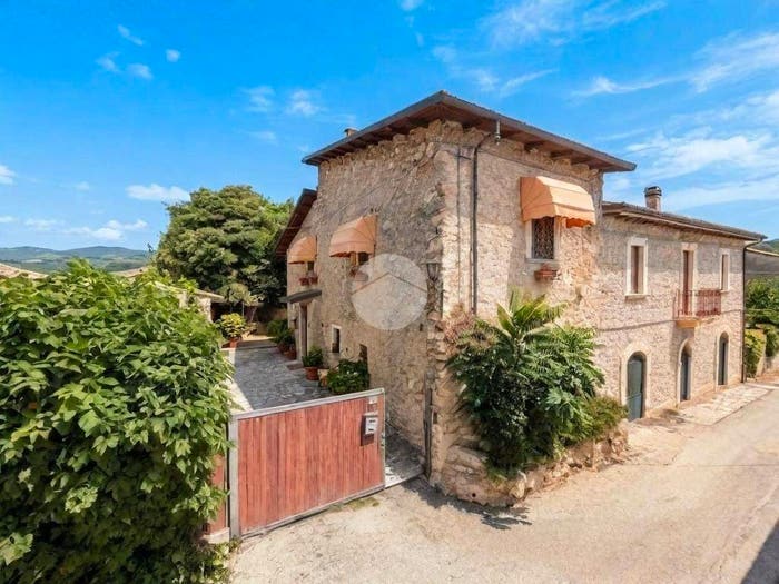 Casa quadrilocale in vendita in Via Ugo De Tiberis, San Pelino, Avezzano