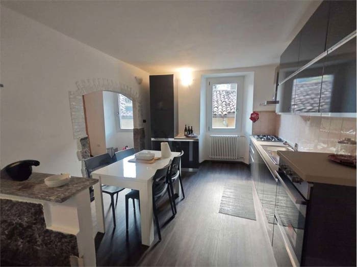 Casa con 5 locali in vendita in via umberto, Centro, Primaluna