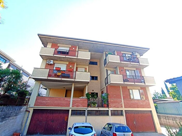 Appartamento con 5 locali in vendita in Viale Firenze Paciana, Foligno