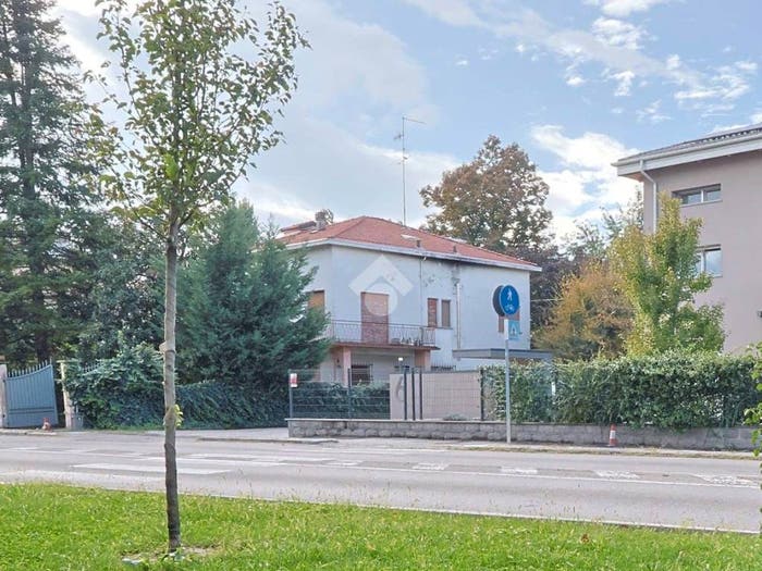 Casa con 6 locali in vendita in Viale Risorgimento, Centro, Correggio