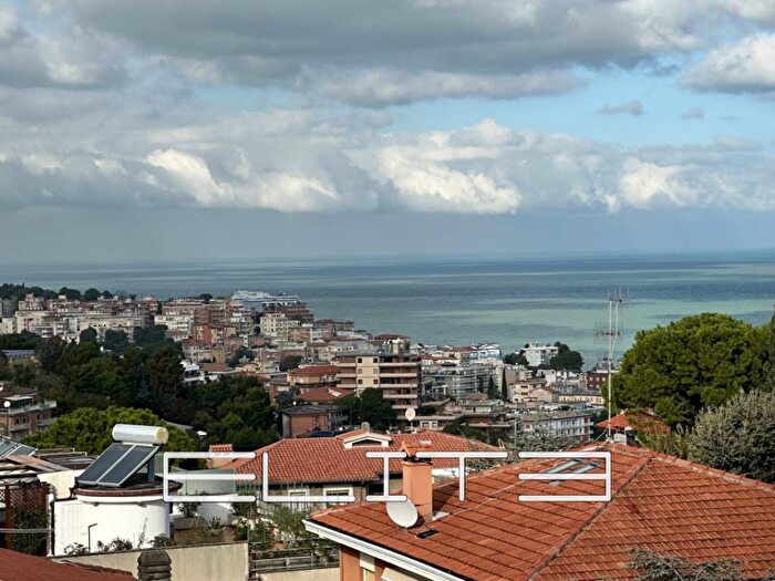 Appartamento con 6 locali in vendita in Pietralacroce, Ancona