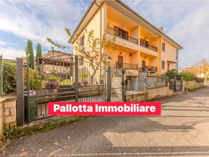 Casa trilocale in vendita in Via San Sebastiano, Capodimonte