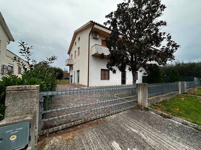 Casa con 6 locali in vendita in Fossombrone