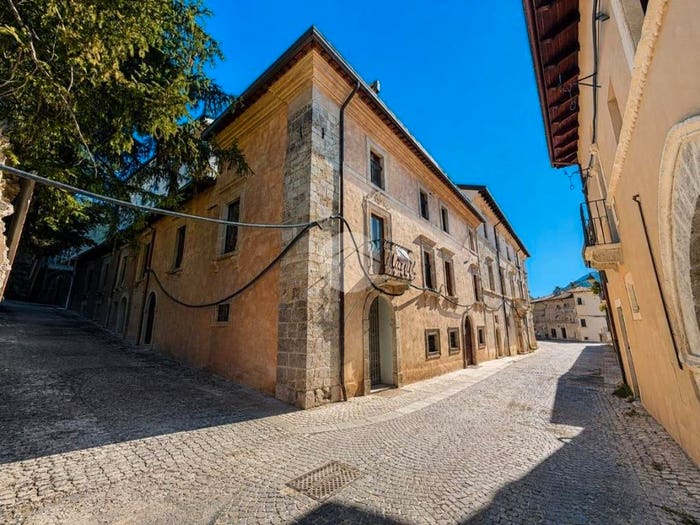 Appartamento con 5 locali in vendita in Via Delle Rose, Duomo Fontana Luminosa, L'Aquila