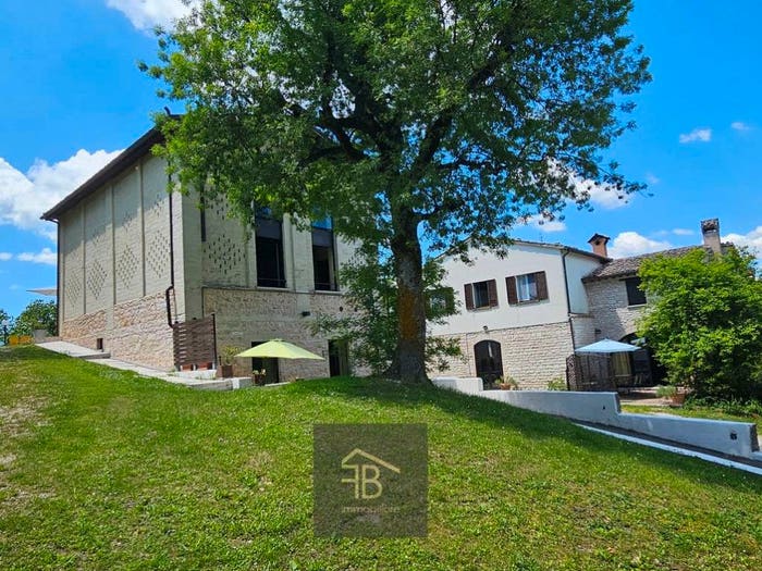 Casa con 6 locali in vendita in Cagli