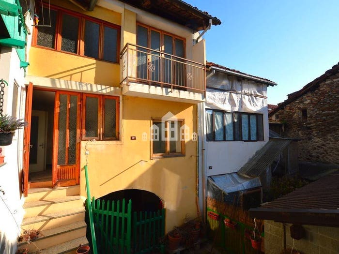 Casa con 6 locali in vendita in Via Adua, Issiglio