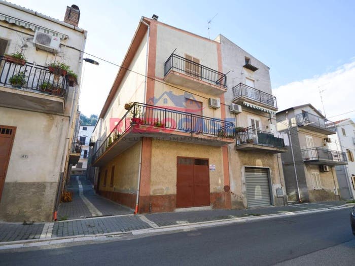 Casa con 6 locali in vendita in Via Trento, Mirto, Crosia