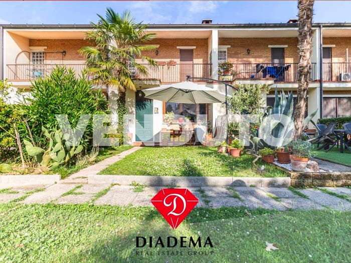 Casa con 5 locali in vendita in Piazza Gianni Rodari, Caronno Varesino