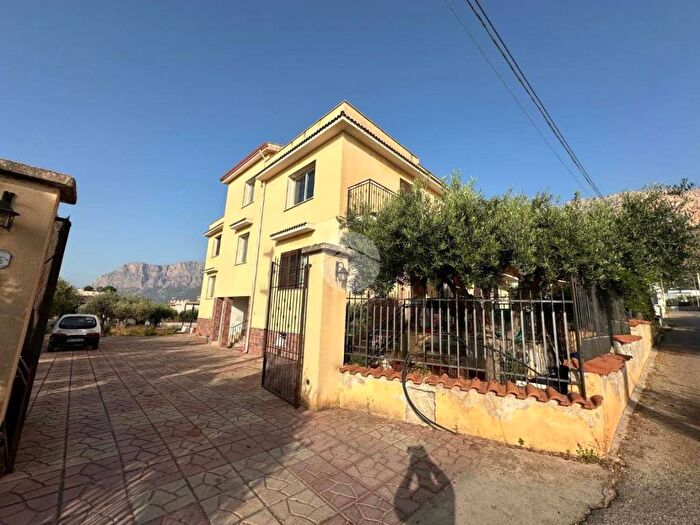 Casa con 6 locali in vendita in Via Enrico De Nicola, Serra, Terrasini