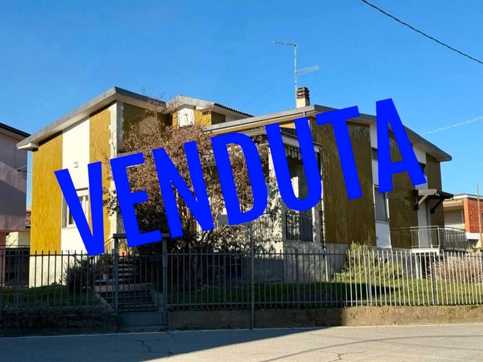 Casa con 5 locali in vendita in Via Alessandro Manzoni, Carvico