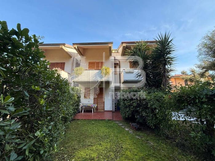Casa quadrilocale in vendita in Via Magliano, Marina di Massa Centro, Massa