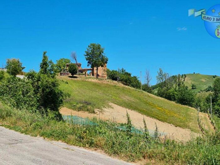 Casa con 6 locali in vendita in Rustici snc, Amandola