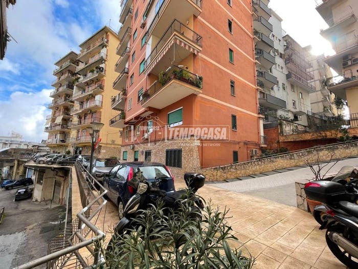 Appartamento trilocale in vendita in Via Vincenzo Romaniello, Piazza Canneto Salvator Rosa, Napoli