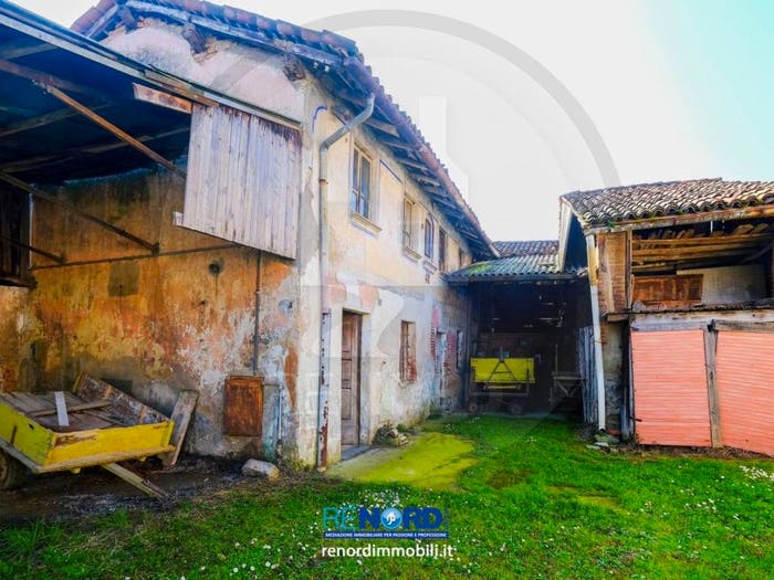 Casa con 6 locali in vendita in Magherno