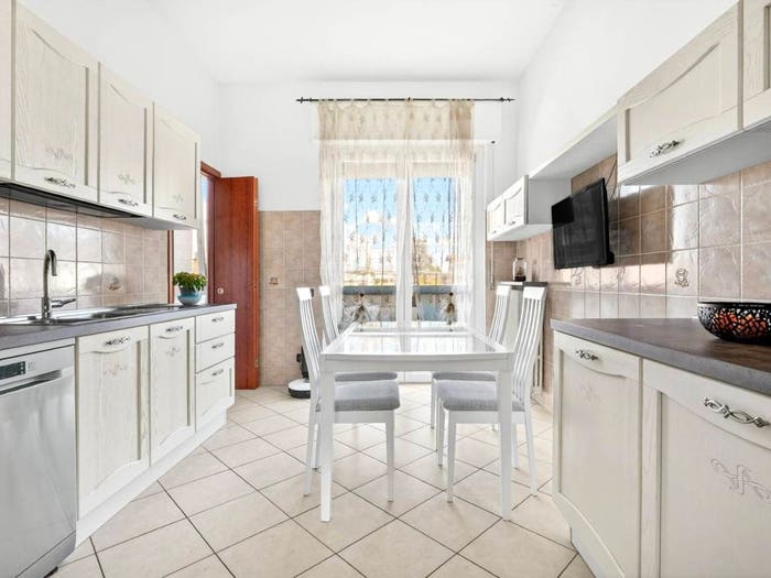 Casa con 6 locali in vendita in Via Monte Rosa, Rescaldina