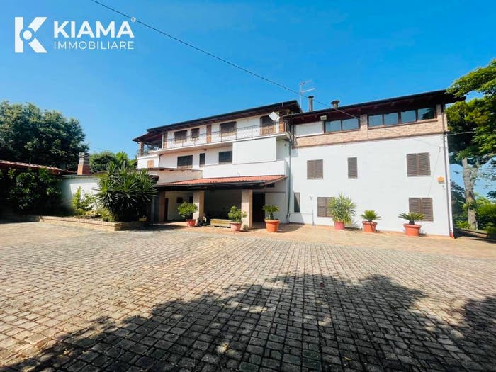 Casa con 6 locali in vendita in Via Colle Arenario, Campli