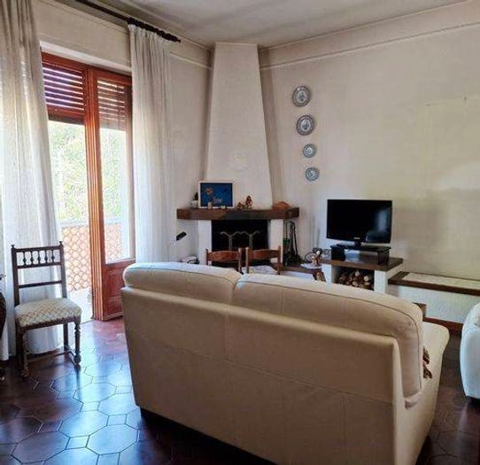Appartamento con 5 locali in vendita in Marina di Massa Centro, Massa