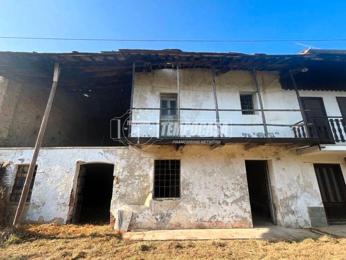 Casa con 5 locali in vendita in Via Sant'Anna, Cavour