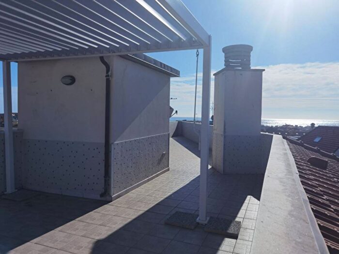 Appartamento trilocale in vendita in Via Ugo Foscolo, Centro, Loano