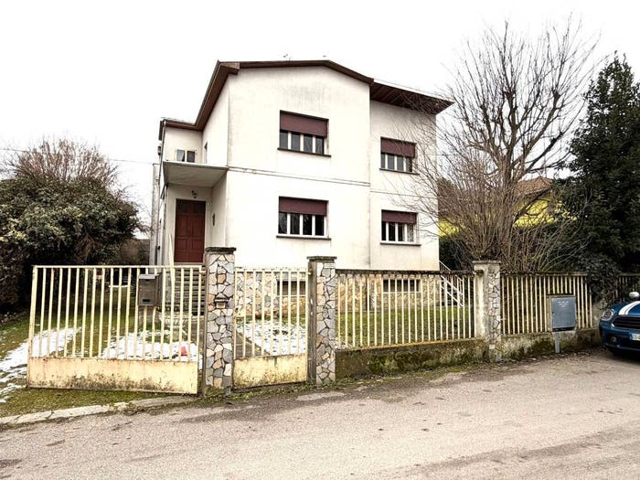 Casa con 6 locali in vendita in Via Augusto Righi, Cento Paese, Cento