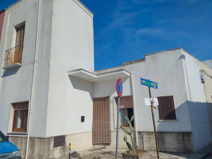 Appartamento con 6 locali in vendita in Via Dante Alighieri, Villa Baldassarri, Guagnano