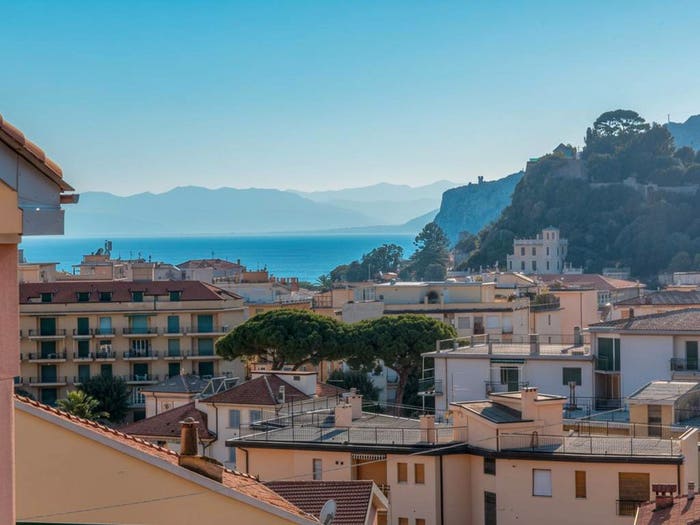 Appartamento quadrilocale in vendita in Via Paolo Cappa, Centro, Finale Ligure