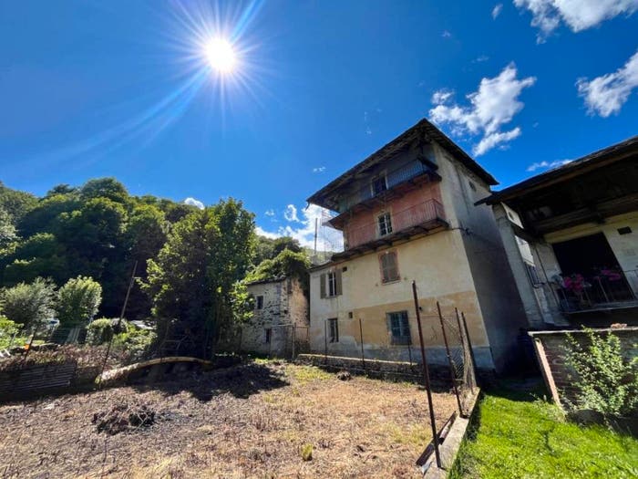 Casa con 6 locali in vendita in Via Camillo Benso Conte di Cavour, Trausella, Valchiusa